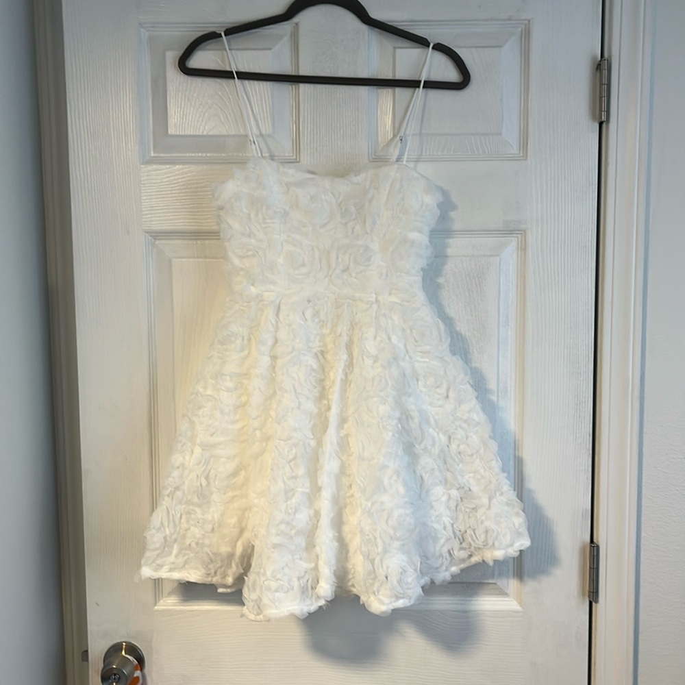 White floral appliqué mini dress
US Size Small